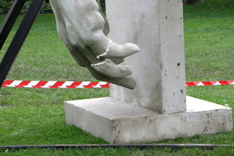 Illustration for article titled To Whom It May Concern: Please Remove This Ugly Piece of Sh.. Art From The Middle of Budapest